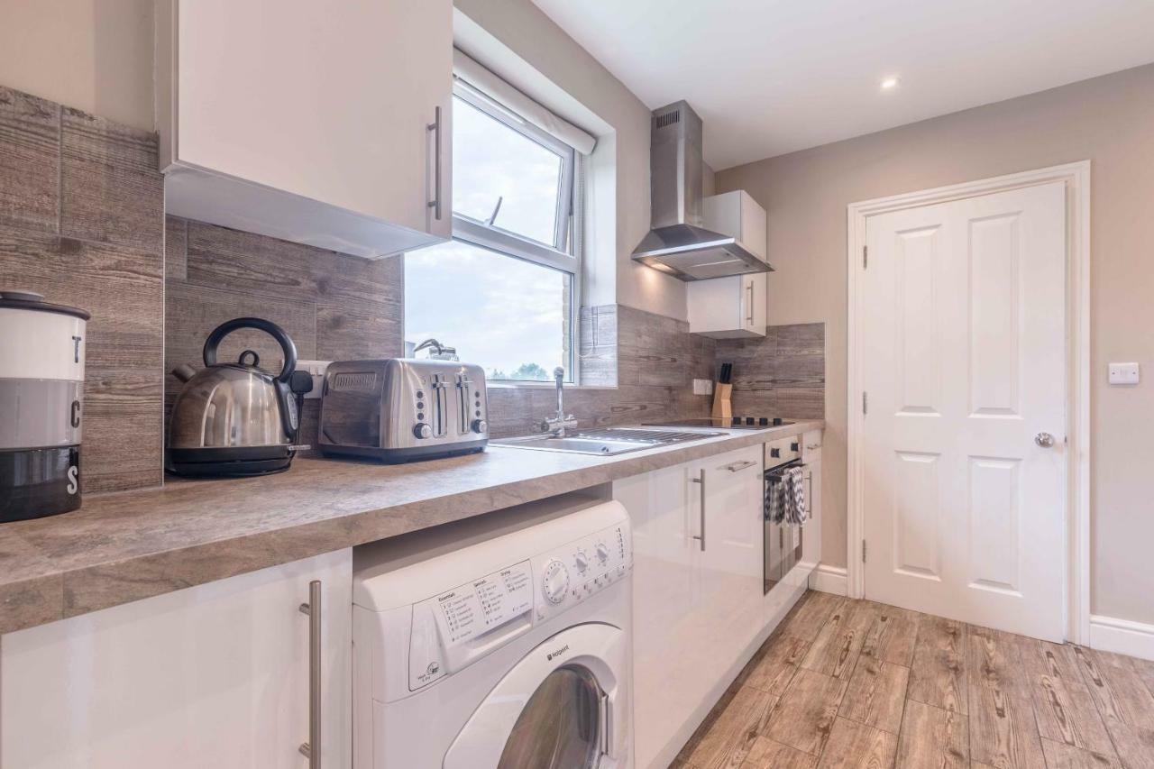 Modern Apartment Within Short Walk Of The Castle, High Street And Long Walk - Free Parking ウィンザー エクステリア 写真